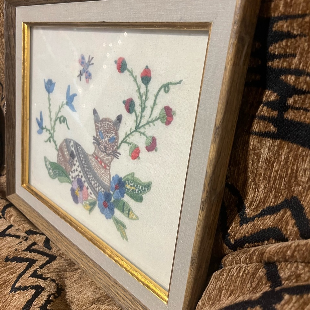 Embroidered Needle Point Cat Floral Wall Art Wooden Gold Frame 70’s Cottagecore - Picture 3 of 3